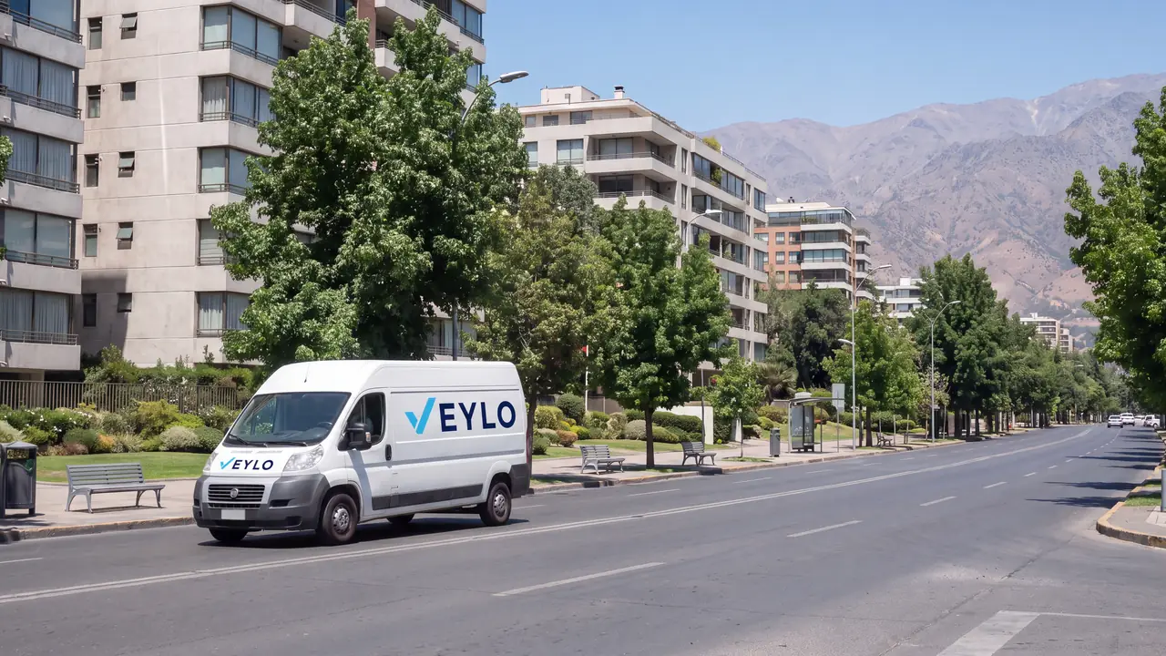 Furgón de reparto de Veylo circulando por una avenida de Santiago.
